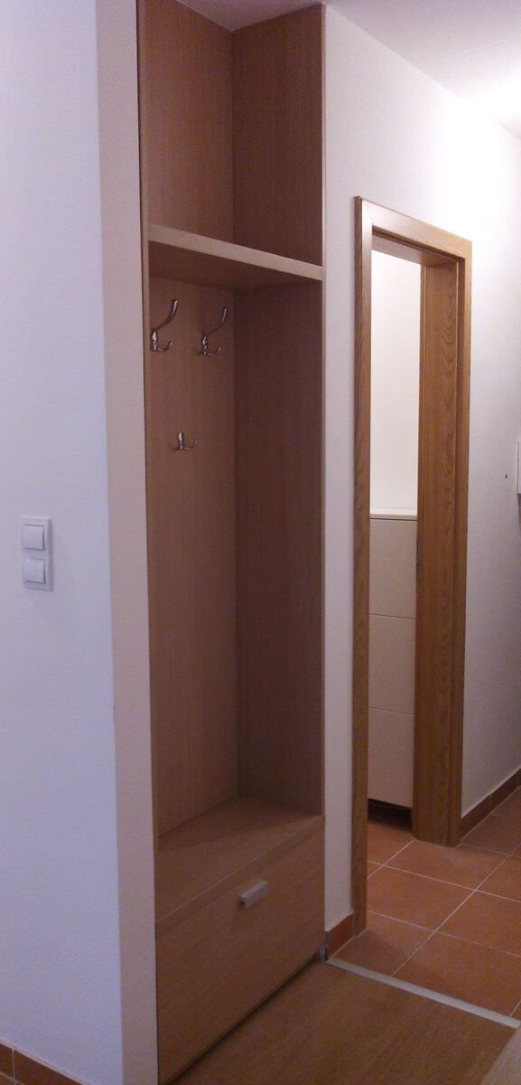 Faltol falig beepitett eloszoba – Előszobabútorok | Perfekt Bútor