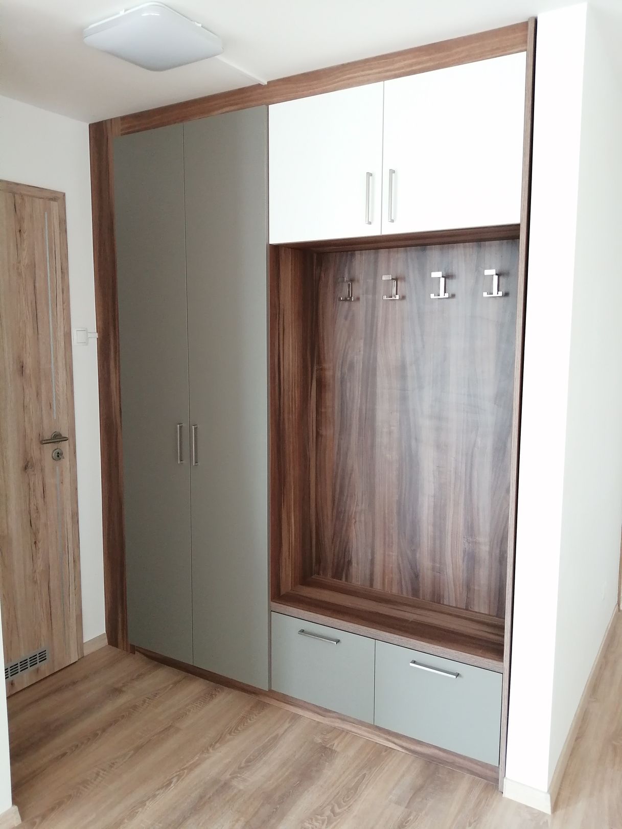 Modern eloszobafal panelba – Előszobabútorok | Perfekt Bútor
