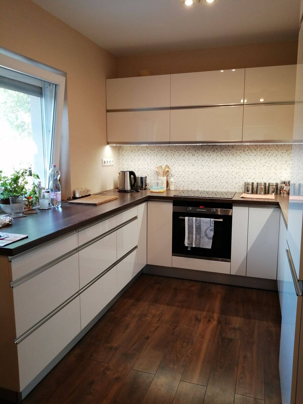 Modern beige akril ajtós konyhabútor Siófokon – Perfekt Bútor