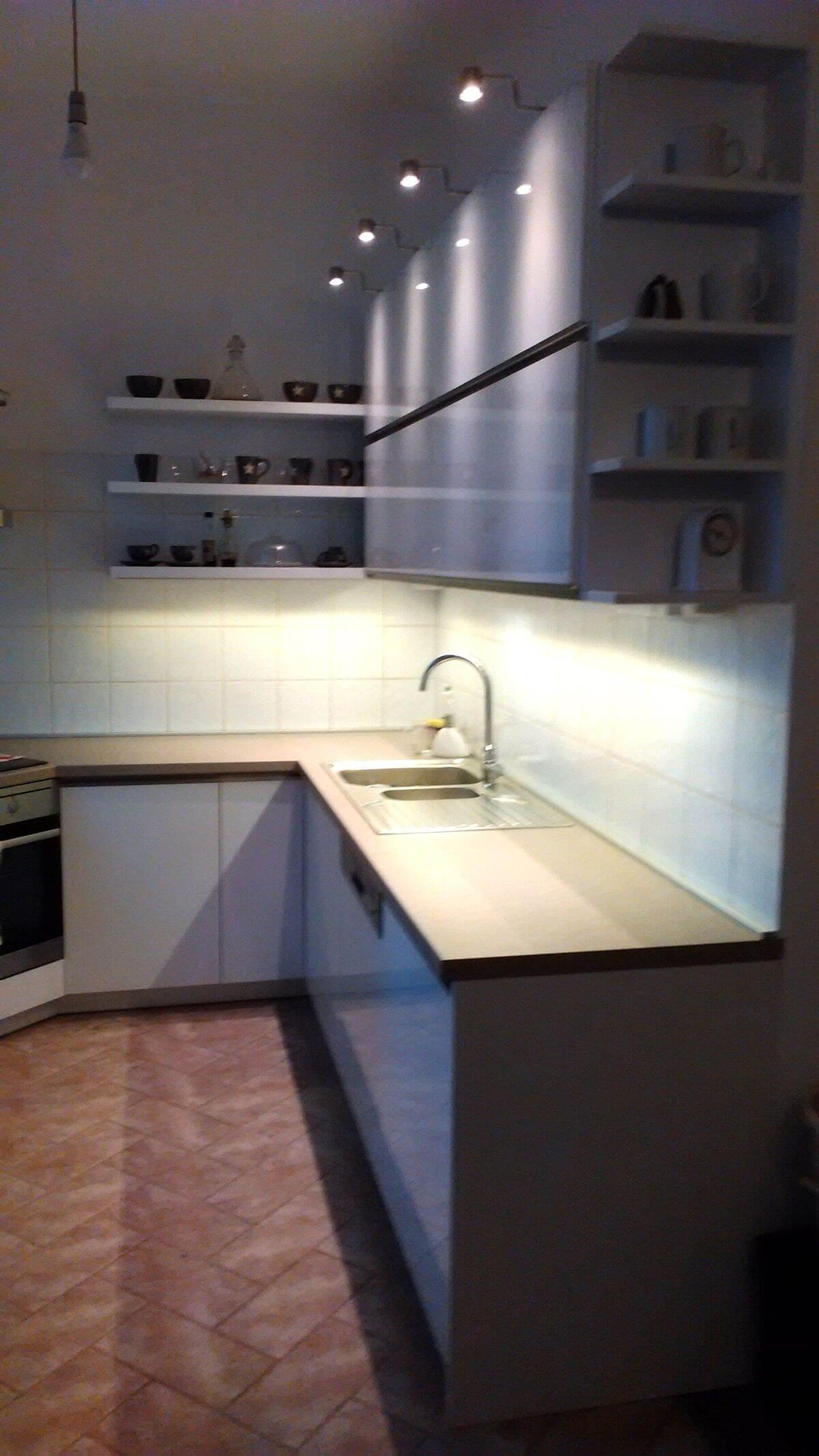 Fényes fehér Acryl modern konyhabútor – Perfekt Bútor