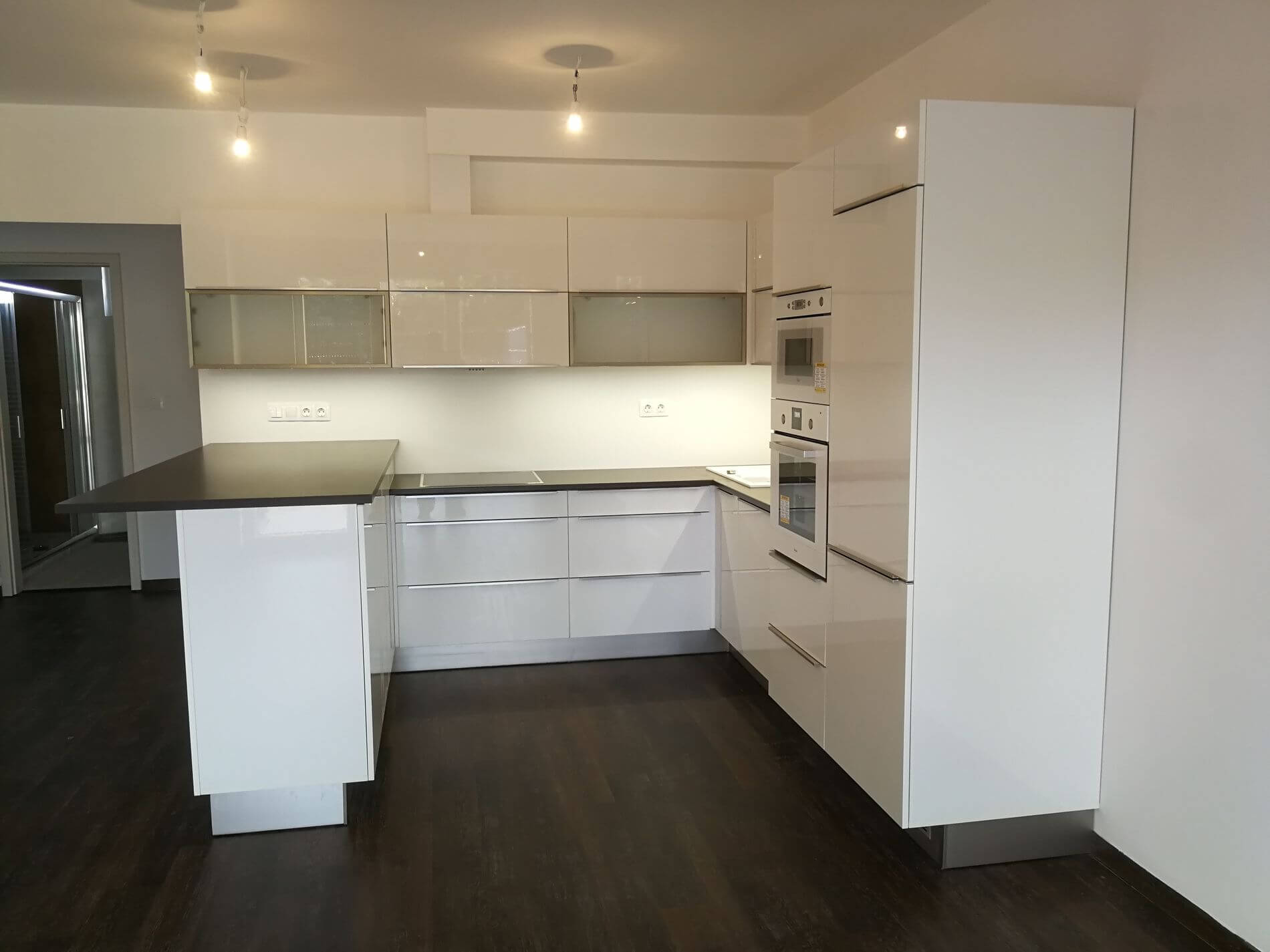 Fenyes feher akril konyhabutor3 – Modern konyhabútor munkáink | Perfekt Bútor